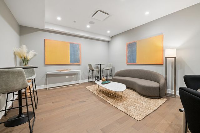 434 W Melrose Street 401, Chicago, IL 60657