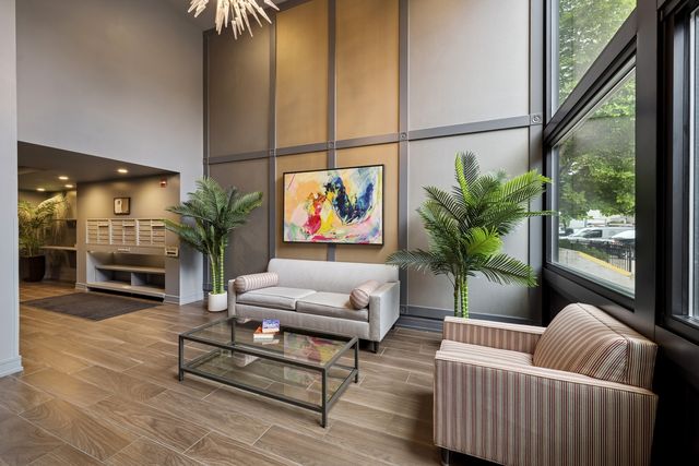 434 W Melrose Street 401, Chicago, IL 60657