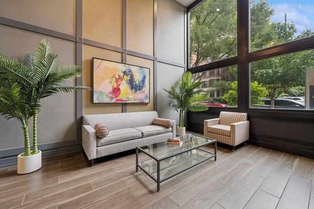434 W Melrose Street 401, Chicago, IL 60657