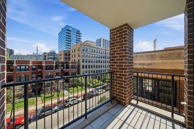 434 W Melrose Street 401, Chicago, IL 60657