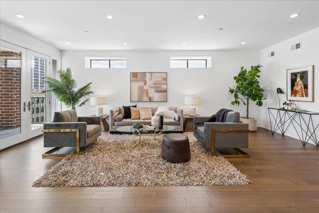 434 W Melrose Street 401, Chicago, IL 60657