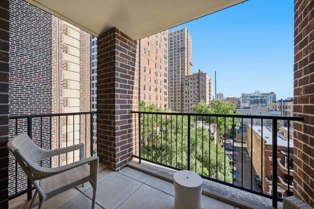 434 W Melrose Street 401, Chicago, IL 60657