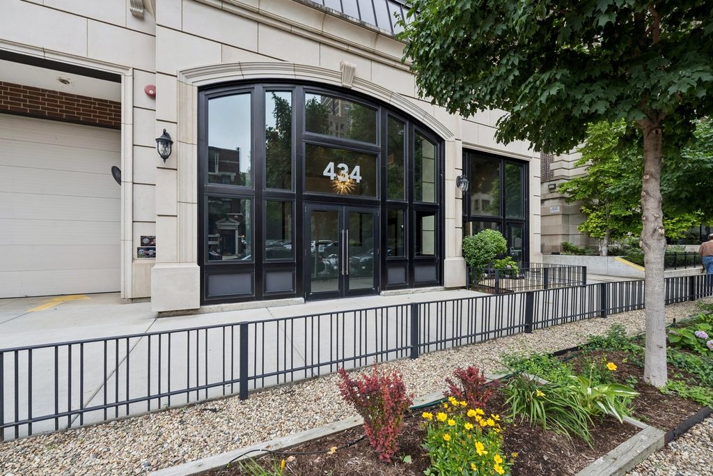 434 W Melrose Street 401, Chicago, IL 60657