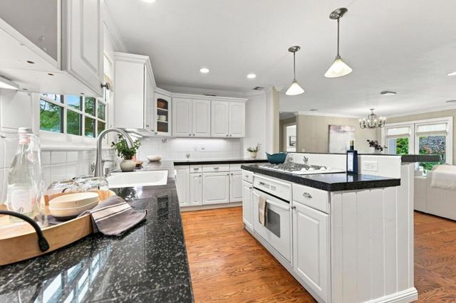2 Bradley Court, Redwood City, CA 94061