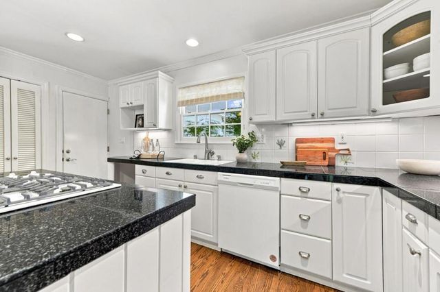 2 Bradley Court, Redwood City, CA 94061