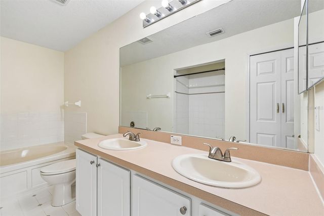 18107 NASSAU POINT DR, Tampa, FL 33647