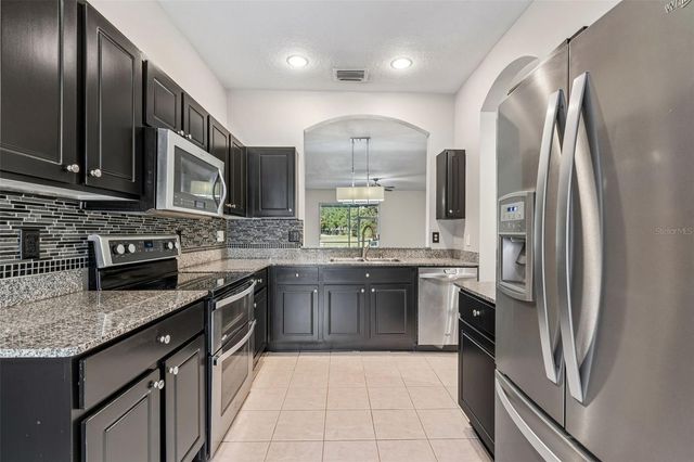 18107 NASSAU POINT DR, Tampa, FL 33647