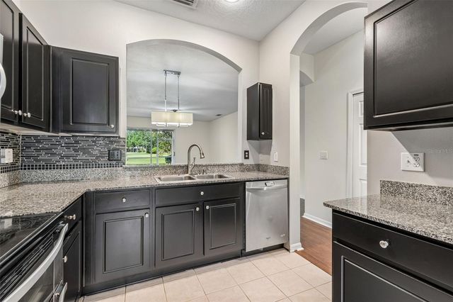 18107 NASSAU POINT DR, Tampa, FL 33647