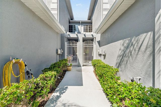 18107 NASSAU POINT DR, Tampa, FL 33647