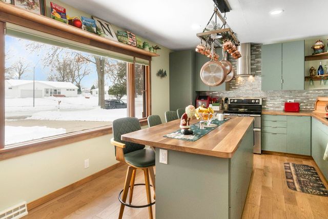 1902 Primrose Drive, Cedar Falls, IA 50613