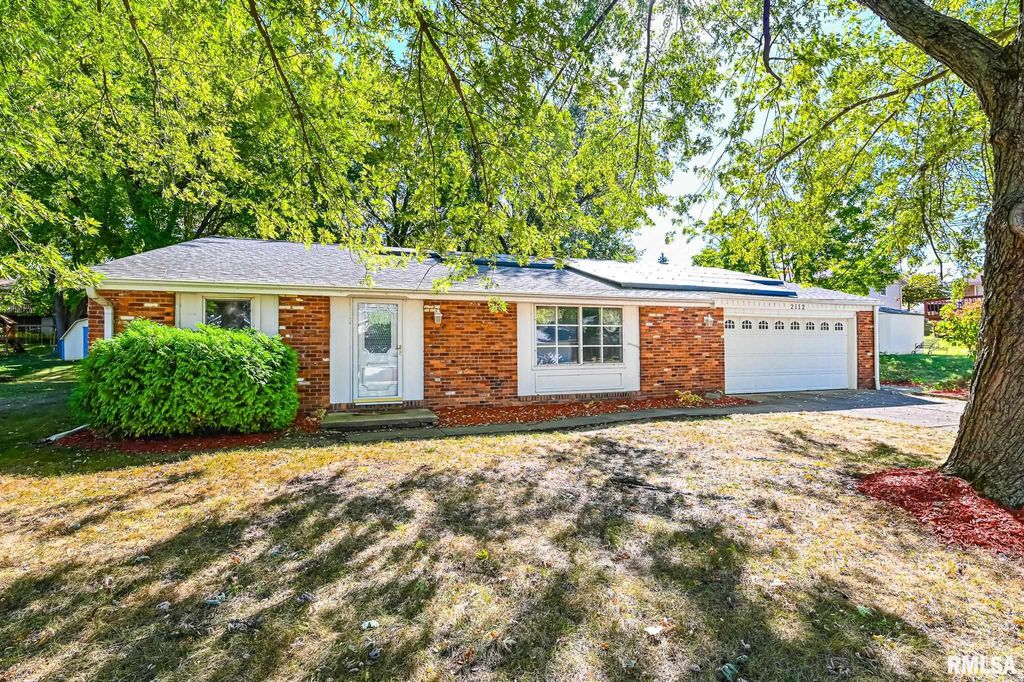 2112 GRANADA Drive, Pekin, IL 61554