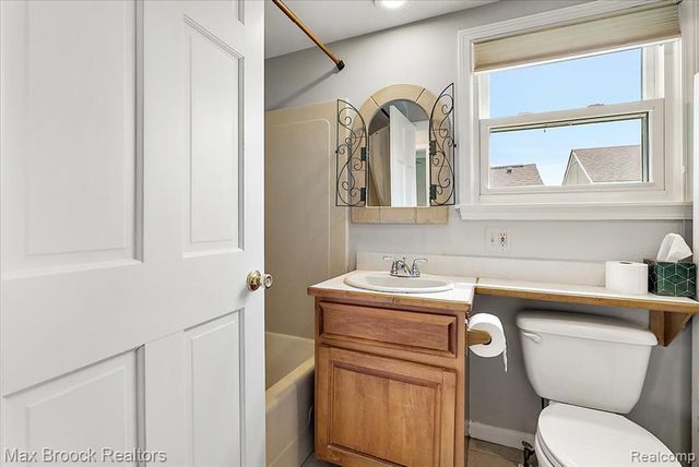 1323 Castlewood Drive, White Lake, MI 48386