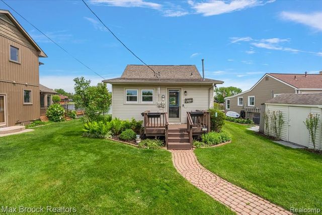 1323 Castlewood Drive, White Lake, MI 48386