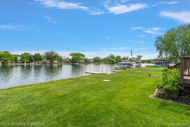 1323 Castlewood Drive, White Lake, MI 48386