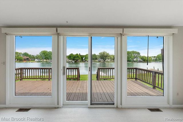1323 Castlewood Drive, White Lake, MI 48386