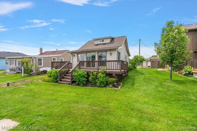 1323 Castlewood Drive, White Lake, MI 48386