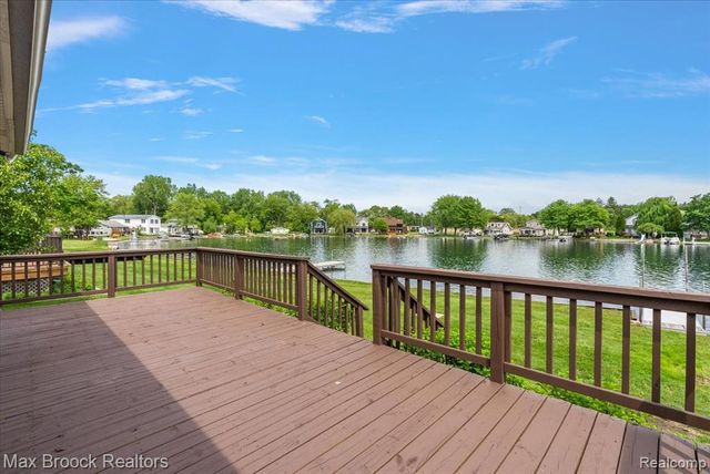 1323 Castlewood Drive, White Lake, MI 48386