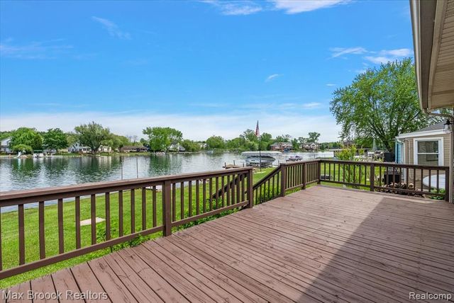1323 Castlewood Drive, White Lake, MI 48386