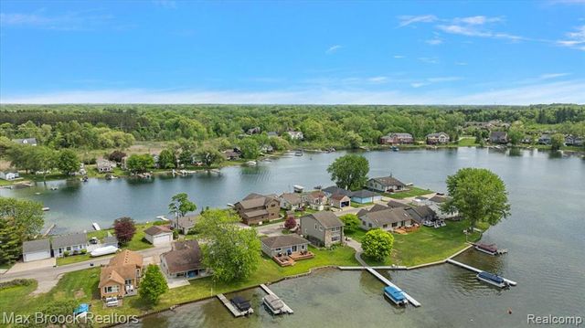 1323 Castlewood Drive, White Lake, MI 48386