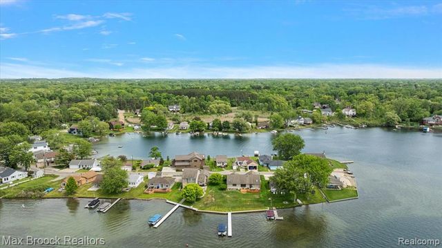 1323 Castlewood Drive, White Lake, MI 48386