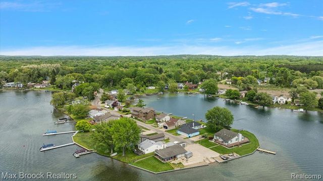 1323 Castlewood Drive, White Lake, MI 48386