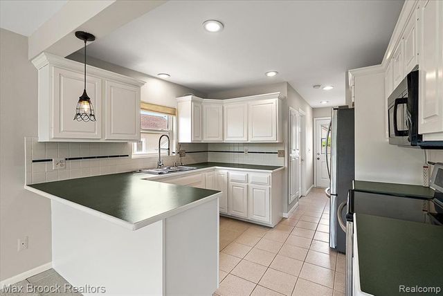 1323 Castlewood Drive, White Lake, MI 48386