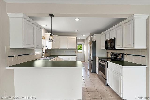 1323 Castlewood Drive, White Lake, MI 48386
