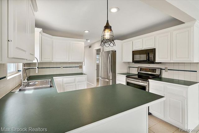 1323 Castlewood Drive, White Lake, MI 48386