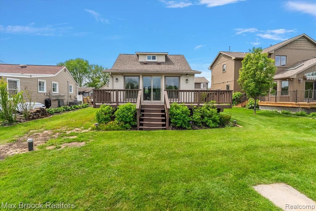 1323 Castlewood Drive, White Lake, MI 48386