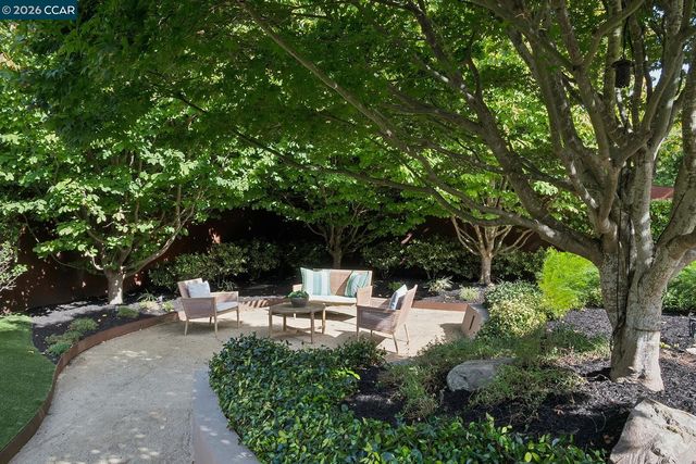 2 Reliez Manor Ct, Lafayette, CA 94549