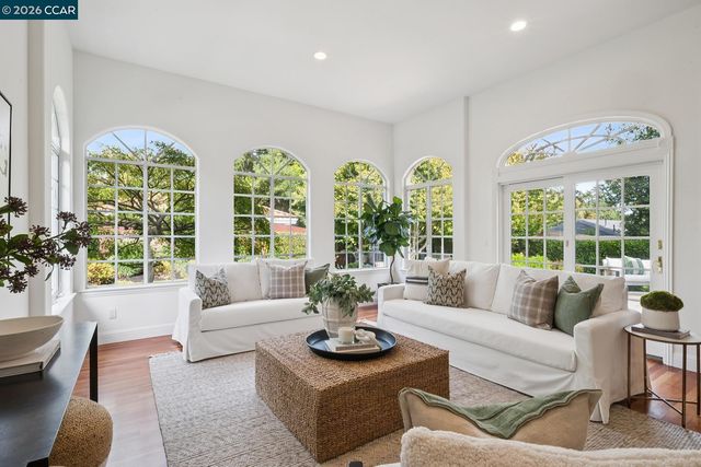 2 Reliez Manor Ct, Lafayette, CA 94549