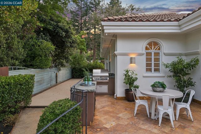 2 Reliez Manor Ct, Lafayette, CA 94549