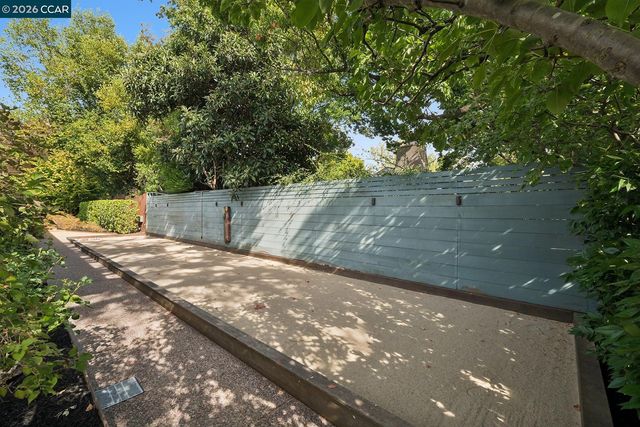 2 Reliez Manor Ct, Lafayette, CA 94549