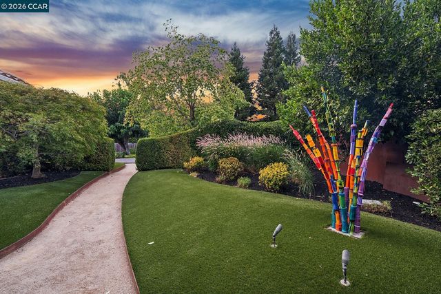 2 Reliez Manor Ct, Lafayette, CA 94549