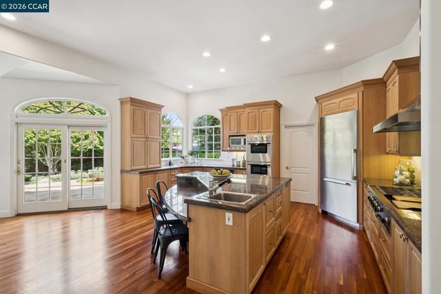 2 Reliez Manor Ct, Lafayette, CA 94549