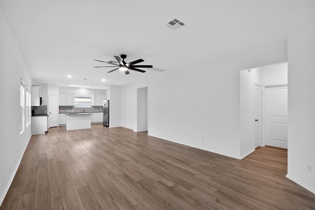 412 Perfect World LOOP, Jarrell, TX 76537