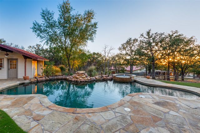 492 Prairie Grove Road, Valley View, TX 76272