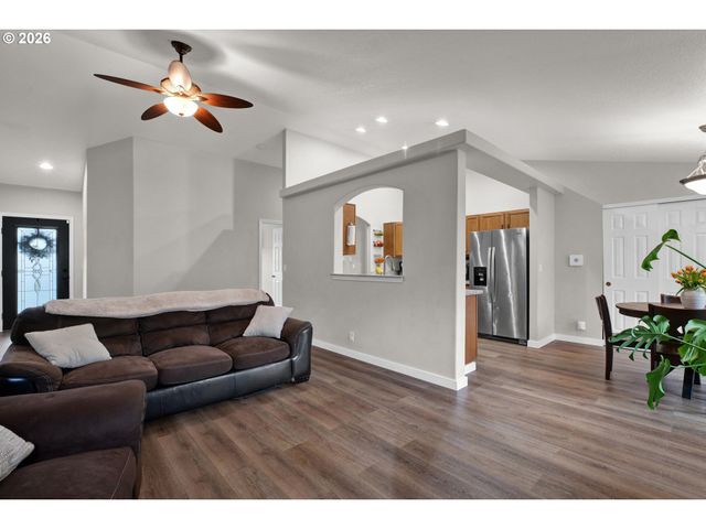 6050 PEBBLE Ct, Springfield, OR 97478