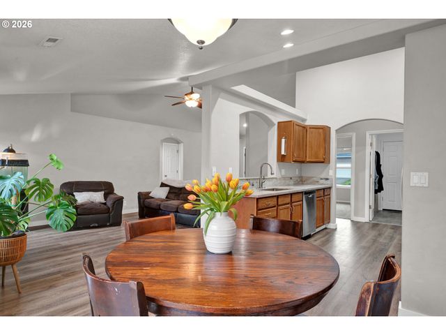 6050 PEBBLE Ct, Springfield, OR 97478