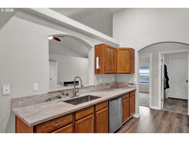 6050 PEBBLE Ct, Springfield, OR 97478