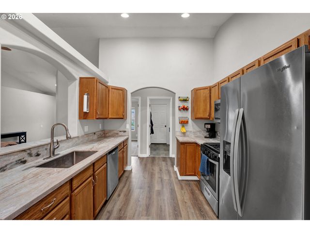 6050 PEBBLE Ct, Springfield, OR 97478