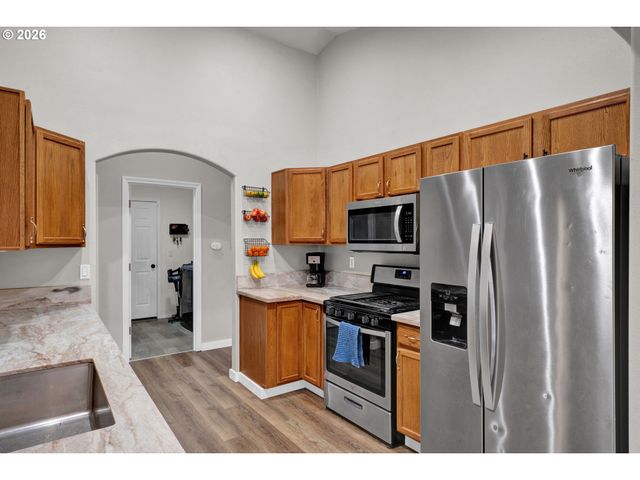 6050 PEBBLE Ct, Springfield, OR 97478