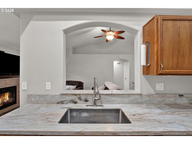 6050 PEBBLE Ct, Springfield, OR 97478