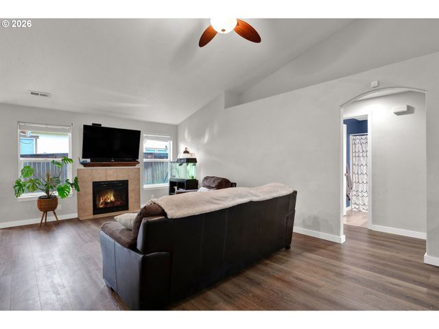 6050 PEBBLE Ct, Springfield, OR 97478