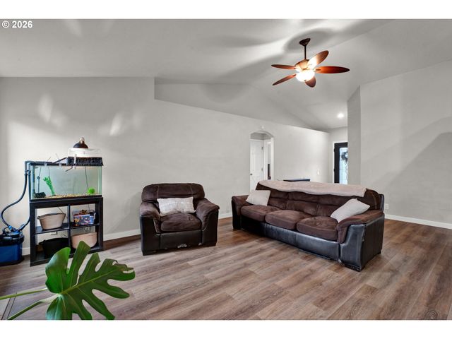 6050 PEBBLE Ct, Springfield, OR 97478