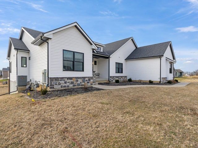 6817 Timber Court, Bettendorf, IA 52722