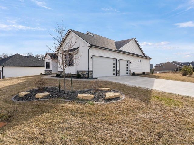 6817 Timber Court, Bettendorf, IA 52722