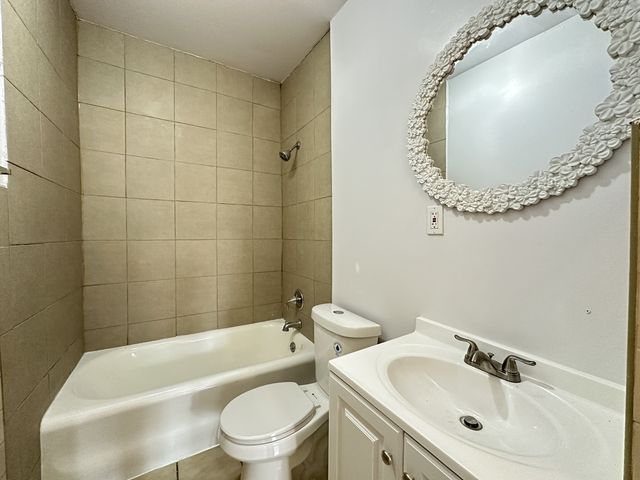 7149 S CONSTANCE Avenue 2W, Chicago, IL 60649