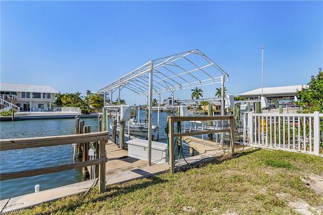 2096 Macadamia ST, St. James City, FL 33956