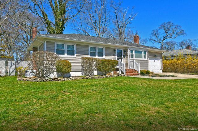 61 Newton Boulevard, Ronkonkoma, NY 11779